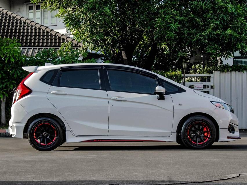 HONDA JAZZ 1.5 i-VTEC V+ ปี 2020( โฉม ปี 14-ปัจจุบัน) เกียร์ AUTO สีขาว รถสวยพร้อมใช้งาน เครื่องยนต์เบนซิน ไมล์แท้เพียง 71,989 km. 4