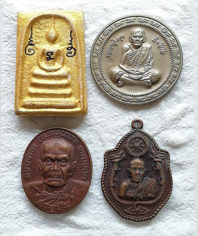 พระผงสมเด็จหลวงปู่หมุน เหรียญมหาโภคทรัพย์ เหรียญรุ่นอายุยืน เหรียญมังกรคู่ 1