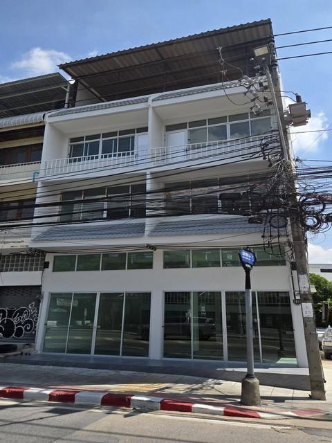 ให้เช่าอาคาร 3 ชั้นครึ่ง+ดาดฟ้ามีหลังคา ห้องหัวมุม ติดถนนเฉลิมพระเกียรติ ร.9 ซอย 5 รีโนเวทใหม่ ใกล้รถไฟฟ้าศรีอุดม 400 เม 1