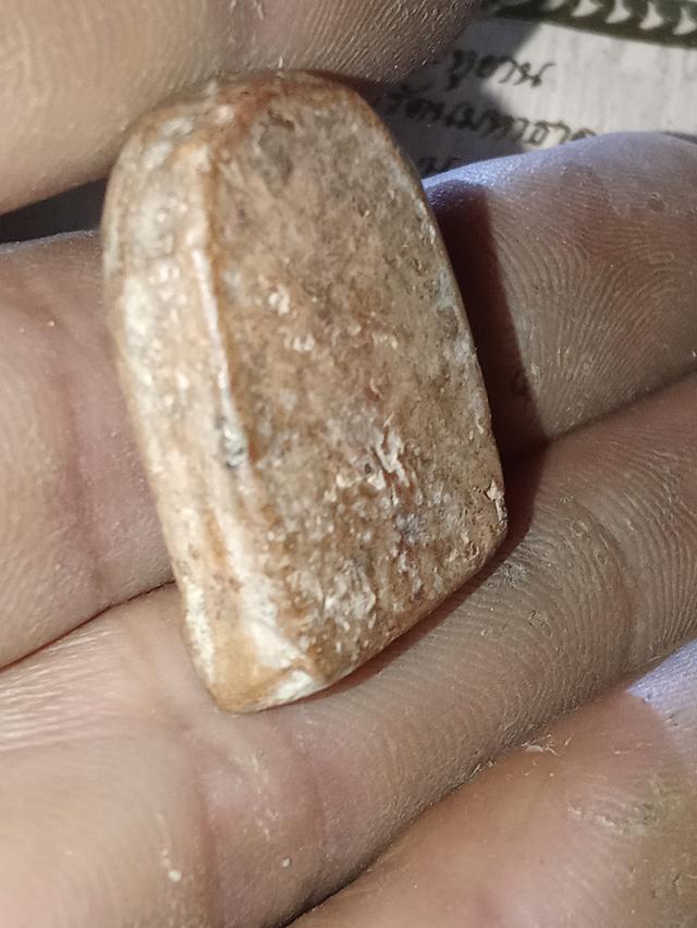 พระซุ้มกอพิมพ์กลางแบบมีลายกนก