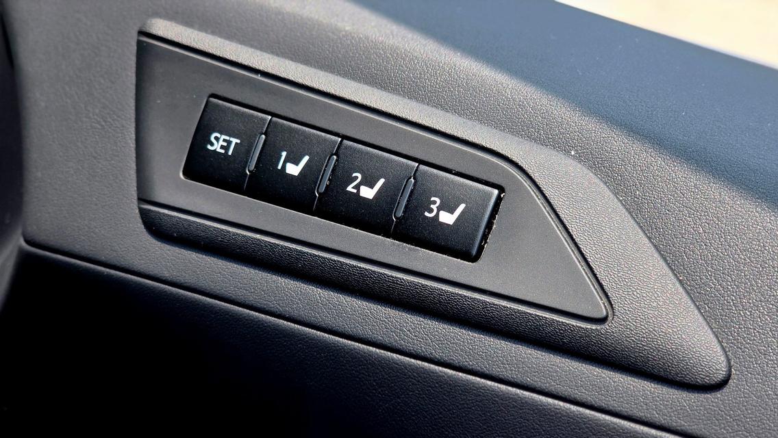 รหัสรถ WB36 TOYOTA Alphard 2.5  SC Package รุ่น Top สุด ปี 22  17