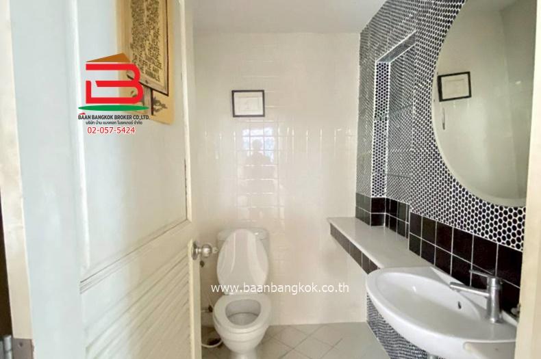 ทาวน์โฮม ซิตี้ทาวน์โฮมลาดพร้าว 80 (ใกล้ตลาดสะพานสอง) เนื้อที่ 22.8 ตรว. แขวงวังทองหลาง เขตวังทองหลาง 12