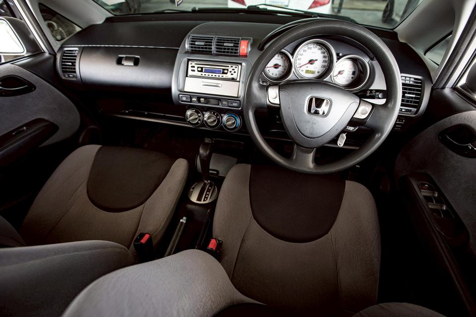 Honda Jazz 1.5 เกียร์ออโต้ ปี 2005 สีเทา 16
