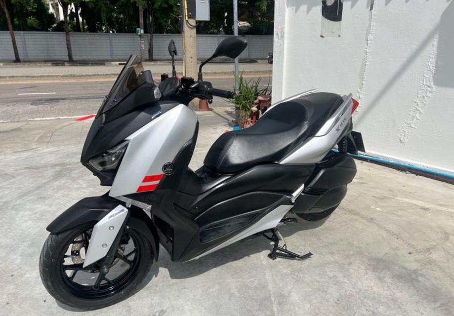 มอเตอร์ไซค์ Yamaha XMAX สีเทาดำ 2