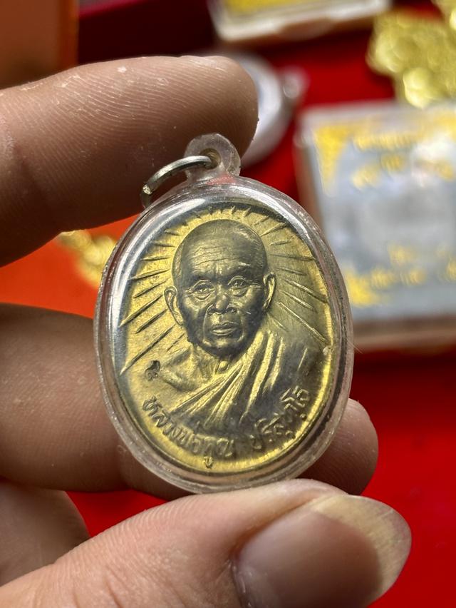 เหรียญหลวงพ่อคูณ รุ่นคูณคูณรวยมหาศาล เนื้อฝาบาตร ปี 2539 ออกวัดไชยสถาน จ.เชียงใหม่