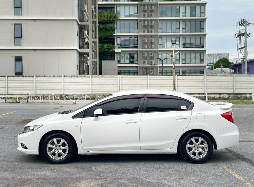 Honda Civic FB 1.8 S เกียร์ Auto สีขาว ปี 2013 8