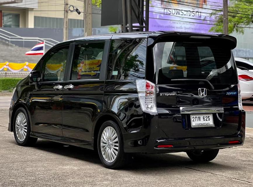 ขายHonda Stepwagon สีดำสภาพดี 2