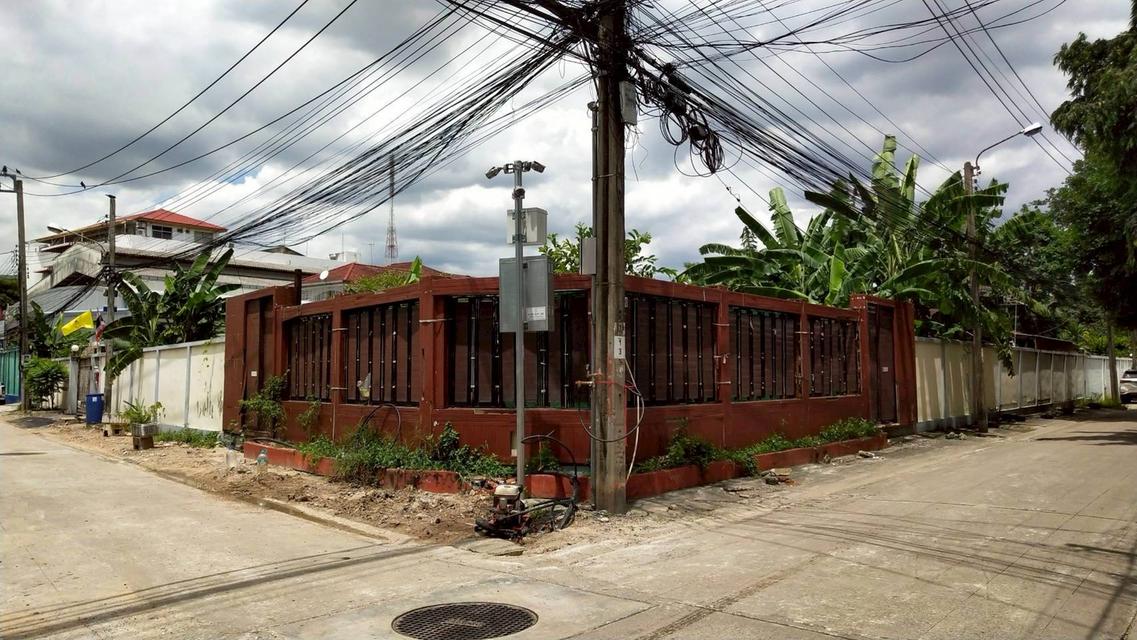 ขายที่ดินพร้อมสิ่งปลูกสร้าง แปลงมุม เนื้อที่ 336 ตรว. ซอยลาดพร้าว 107 แยก 2 แขวงคลองจั่น เขตบางกะปิ กทม. 2