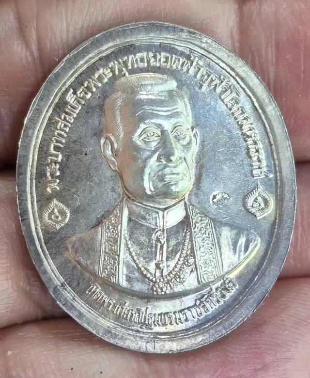 พระพุทธยอดฟ้าจุฬาโลกฯ ร.1 หลัง พระพุทธมหารัตนปฏิมากร (วัดพระแก้ว) เนื้อเงิน ตอกโค๊ด สภาพสวยพร้อมกล่อง หายาก