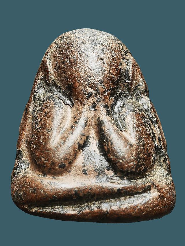 พระปิดตาหลังแบบ หลวงพาอแก้ว วัดเครือวัลย์ พิมพ์กลาง ขนาด 2.0x2.5 ซม. หายากมาก รูปที่ 2