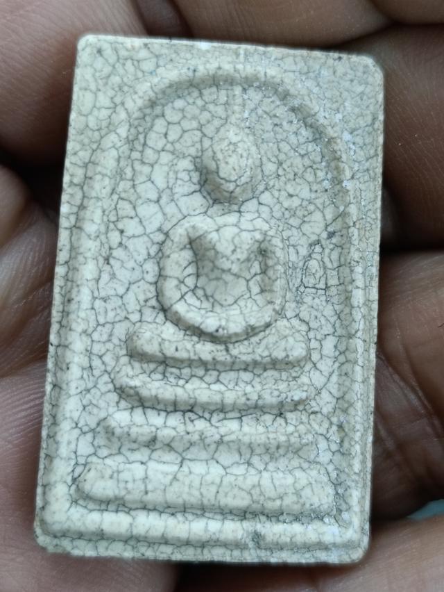 พระสมเด็จวัดระฆัง รุ่นแตกลายงา ปี 2556 เนื้อผงหลังปั้มตรางยาง