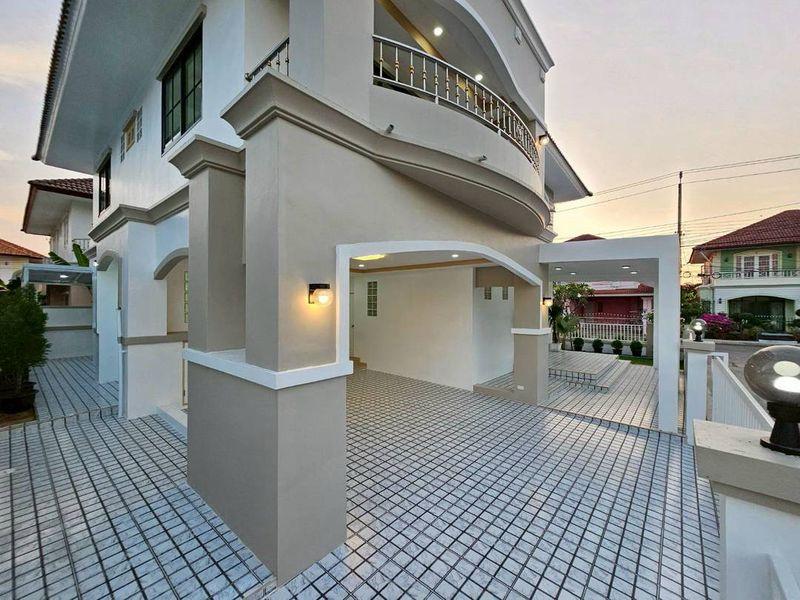 หมู่บ้านศิลปการพาร์ค3 ถนนบ้านกล้วย-ไทรน้อยบ้านเดี่ยว 2 ชั้น ตกแต่งใหม่พร้อมอยู่ หลังมุมถนนเมน สำหรับครอบครัวใหญ่ 5