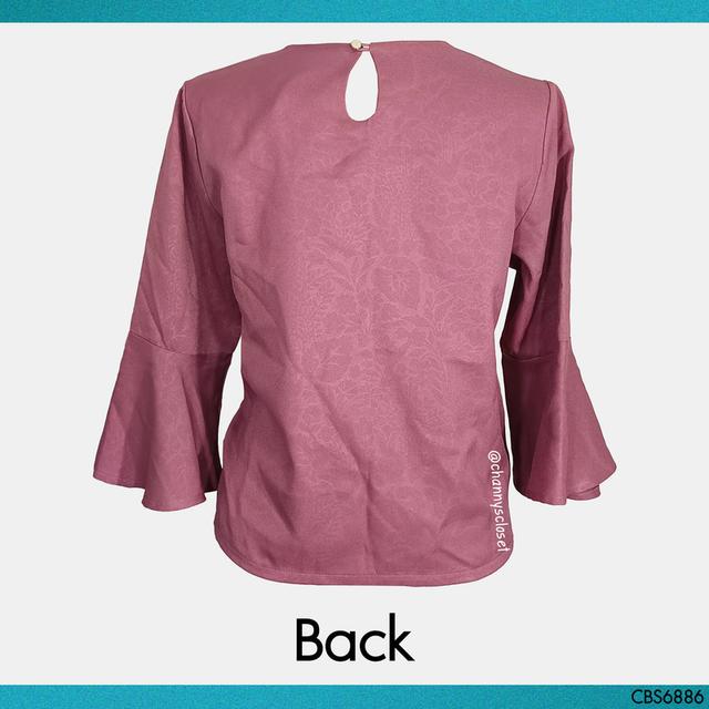 USED Zein - Pink Floral Bell Sleeve Top | เสื้อแขนห้าส่วนสีชมพู สีม่วง เสื้อแขนกระดิ่ง ลายดอก คอกลม ทำงาน แท้ มือสอง