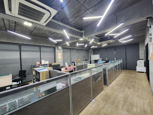 ขายอาคารสำนักงาน 4 ชั้น 296 ตรว. ถนนสุขาภิบาล 5 พร้อมลิฟท์ และที่พักด้านใน ใกล้ทางด่วน 2