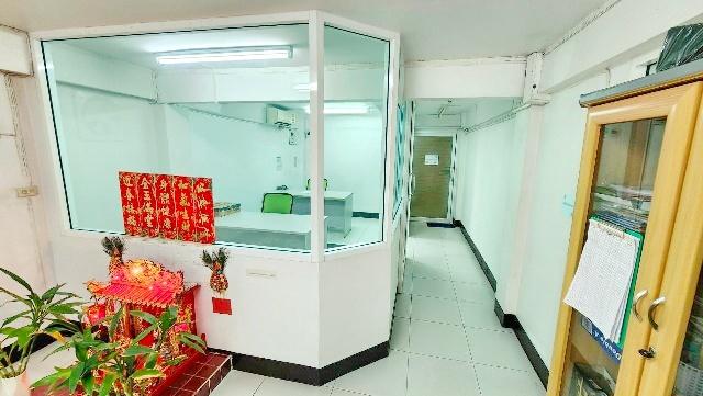 รร.เลิศหล้านานาชาติ 1.8 กม.รวมค่าไฟน้ำ แอร์ เครื่องใช้สำนักงาน พื้นที่สำนักงานชั้น 1 อาคารพาณิชย์ 4 ชั้น หลังมุม 128 ตร.