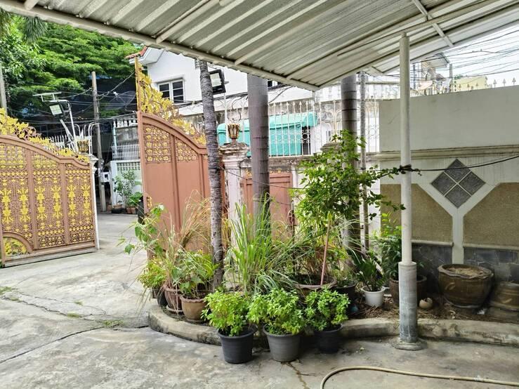 ขายบ้าน 2 โฉนดติดกันพื้นที่รวม 121 ตรว มีบ้านทั้งหมด 2 หลัง รั้วติดกับมหาลัย หอการค้าไทย สนใจติดต่อ คุณนัน 0992896635 3