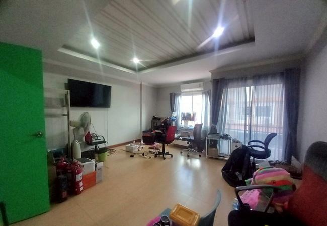 ขายทาวน์เฮ้าส์ หมู่บ้านรัชธานี 10 ซอยคู้บอน 27 เนื้อที่ 42.4 ตร.ว. 2 หลังตีทะลุ