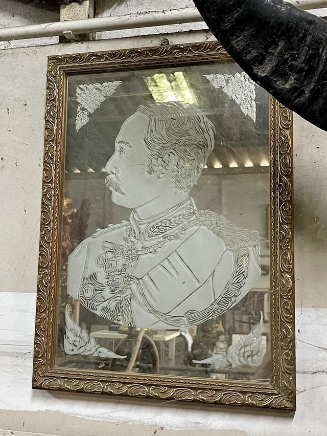 ภาพแกะสลักในหลวงรัชกาลที่5 บนแผ่นกระจก กรอบรูปในหลวงรัชกาลที่5 ชิ้นใหญ่ แขวนผนัง รูปที่ 4