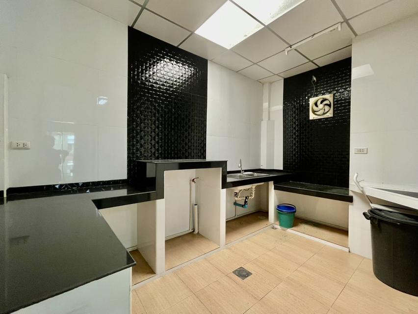 ให้เช่า อาคารพาณิชย์ 4 ชั้น The Regent Street Village ถนนพระยาสุเรนทร์ 16 ตร.ว 170 ตร.ม. หลังมุม 4