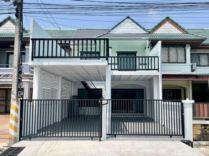 หมู่บ้านหงส์ประยูร3  แยกบางพลู ทาวน์เฮาส์ 2 ชั้น ตกแต่งใหม่พร้อมอยู่  มีระเบียงด้านหน้าใกล้ถนนรัตนาธิเบศร์   โครงการมี ระบบรักษาความปลอดภัย 1