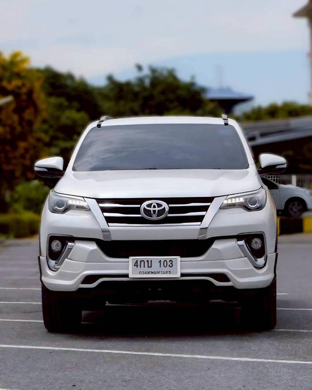 Toyota Fortuner 2.8 V เกียร์ออโต้ สีขาวมุก ปี 2015 2