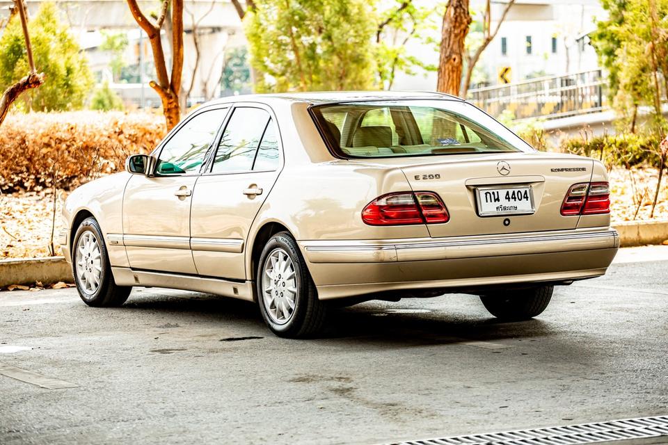 Benz E200 ปี 2001 สีบรอนซ์ทอง สวยสภาพดี  6