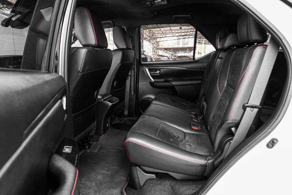 2022 Toyota Fortuner 2.8 GR Sport 4WD SUV สีขาว-ดำ ไมล์ 89353 กม. 16