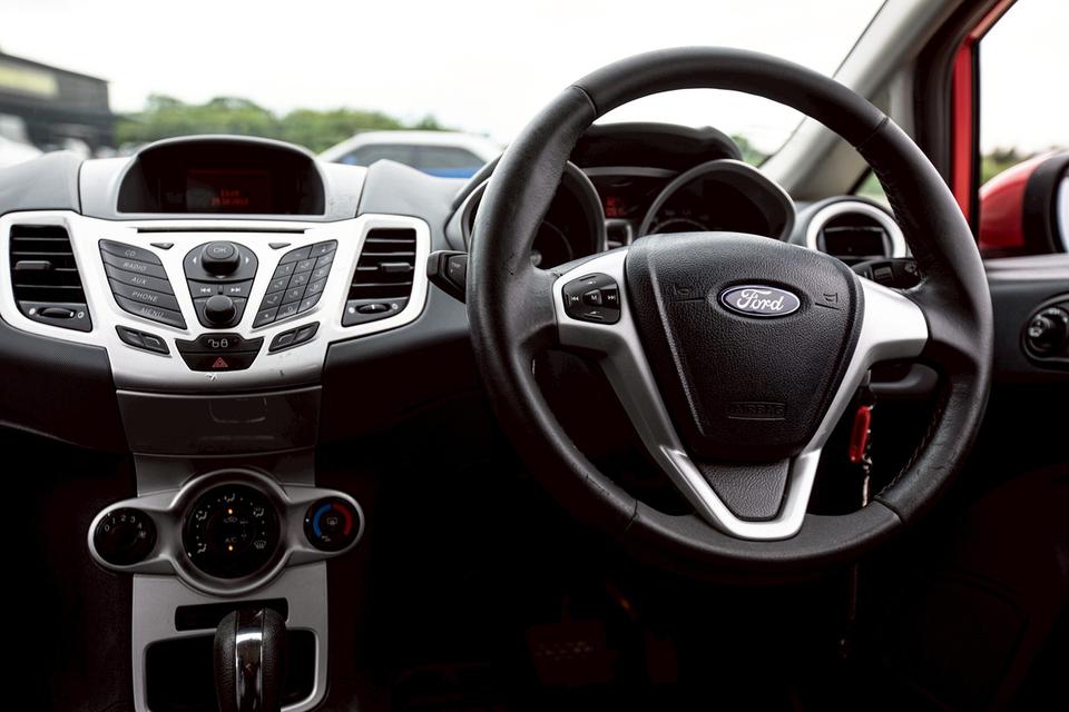 Ford Fiesta 1.5 Sport 5 ประตู สีแดง เกียร์ออโต้ ปี 2012  16