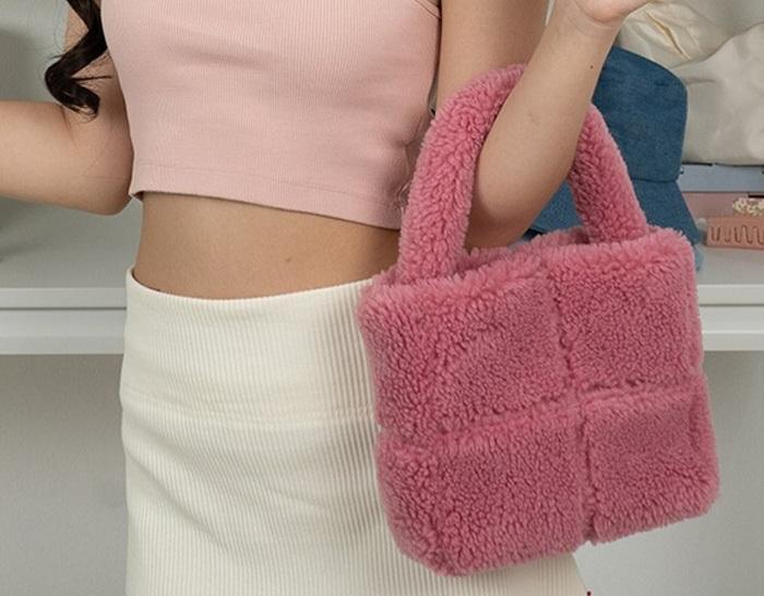 กระเป๋า Pomelo Kayla Fluffy Mini Bag