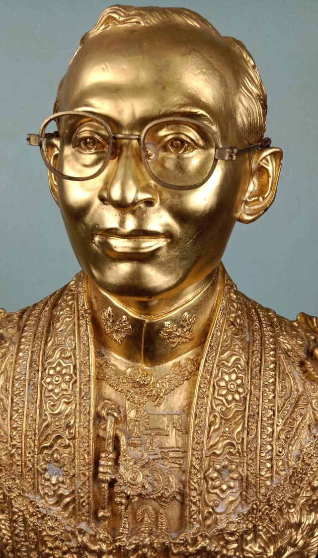730.พระบรมรูปครึ่งพระองค์ในหลวงรัชกาลที่ 9 พระบาทสมเด็จพระปรมินทรมหาภูมิพลอดุลยเดช ทรงชุดฉลองพระองค์เต็มยศ รูปย่อยที่ 3