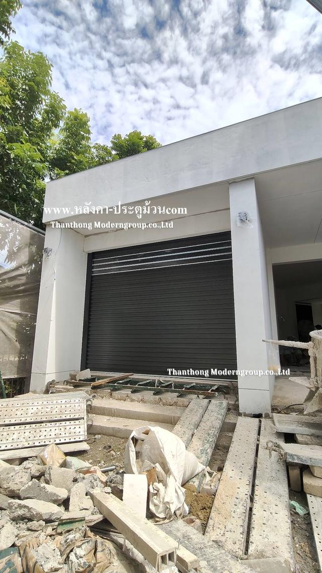 หน้างานนี้เลือกใช้ ประตูม้วนระบบมอเตอร์ สี Metallic Charcoal (เทาดำเมทัลลิก) สีสวยหรู ทันสมัย ช่วยยกระดับความพรีเมียมให้ตัวบ้าน รูปย่อยที่ 3