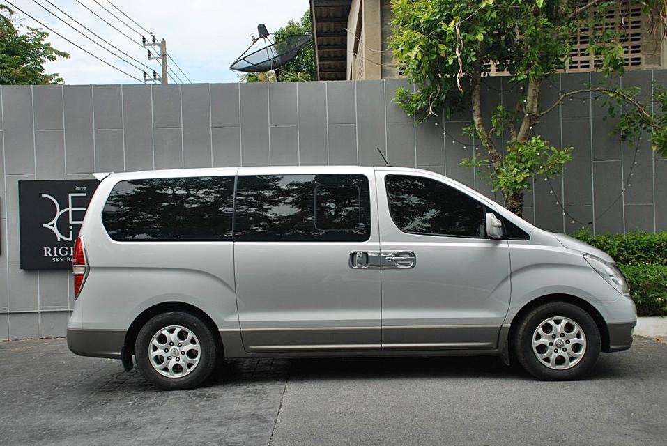 2010 จด 2011 Hyundai H-1 2.5 Deluxe รถยนต์ 11 ที่นั่ง รถครอบครัว ราคาน่ารัก 2