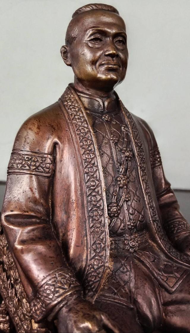 564.พระบรมรูปหล่อในหลวงรัชกาลที่ 3 พระบาทสมเด็จพระปรมาธิวรเสรฐมหาเจษฎาบดินทรฯ พระนั่งเกล้าเจ้าอยู่หัว ทรงประทับบนพระที่นั่งราชยานพุดตานทอง 8