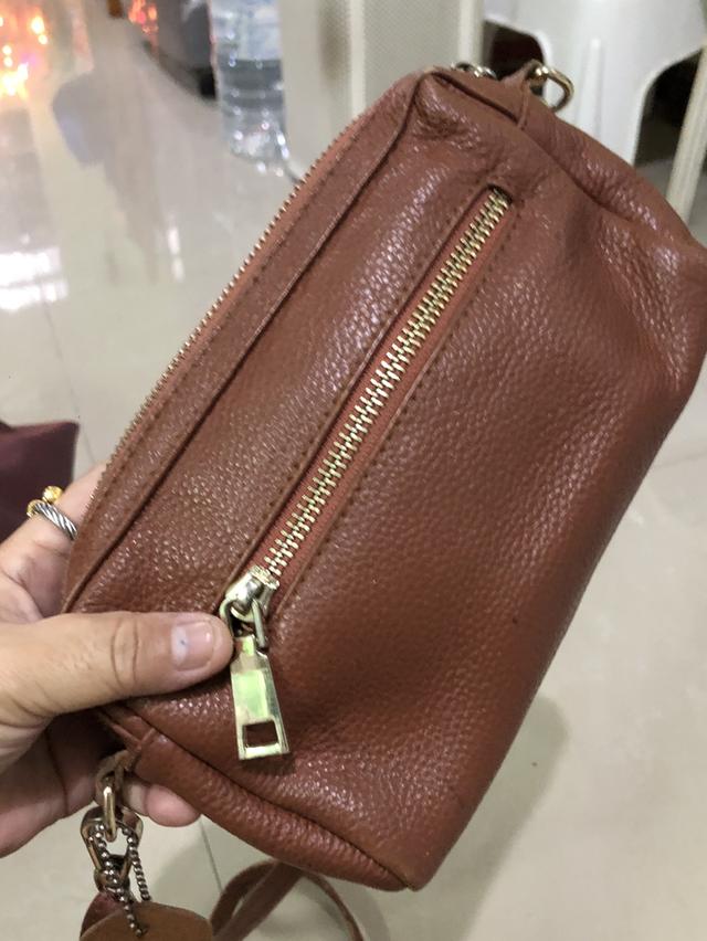 กระเป๋าสะพายหนังมือสองสภาพใหม่