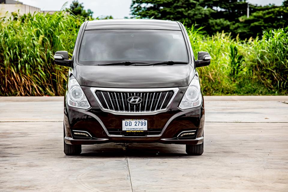 Hyundai H-1 ELITE 2.5 ดีเซล ปี 2016 สีดำ มือเดียวป้ายแดง