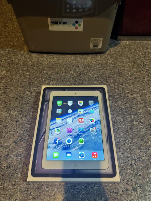 ขายๆๆๆถูกๆๆiPadAirสีSilver16กิ๊กWifi Celluer ใส่ซิมได้คับใช้งานดีทุกๆฟังชั่นสูนTrueทุกๆฟังชั่นรีสโตได้ตลอดไม่มีติดไอคราว Model TH/A สภาพ: 99.99% สวย
