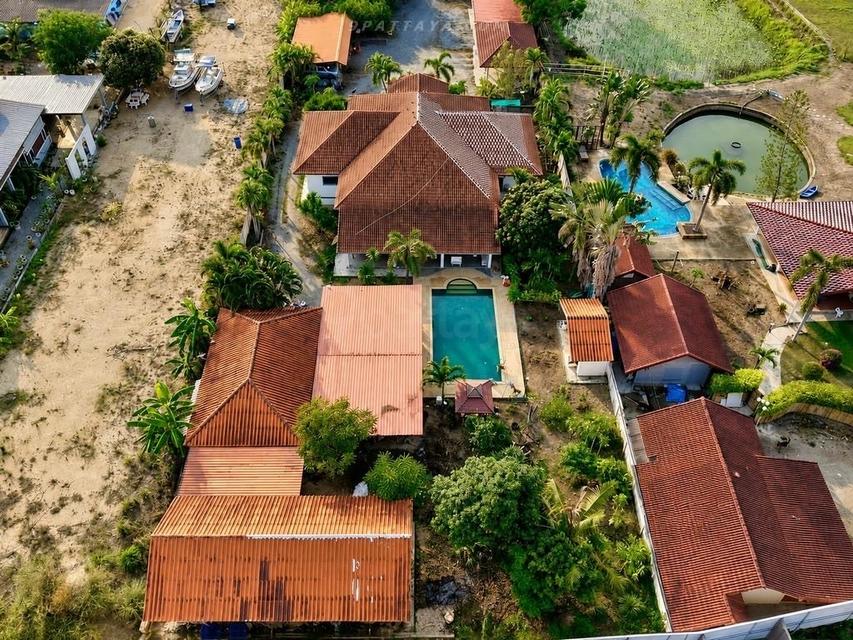 Urgent Sale — Detached House with Large Land in Huai Yai, PattayaDetached house with large land plot for urgent sale in Huai Yai. 1
