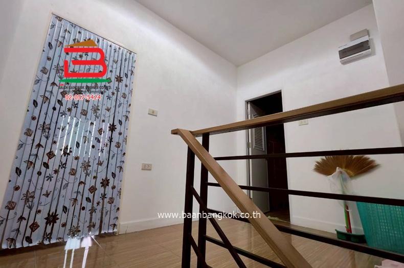 ทาวน์เฮาส์ หมู่บ้าน อยู่เจริญ 5 (รังสิต-นครนายก 74) ติดถนนไสวประชาราษฎร์ เนื้อที่ 21.6 ตารางวา ใกล้ตลาดกลางลาดสวาย ตำบลลาดสวาย อำเภอลำลูกกา จังหวัดปทุ 11