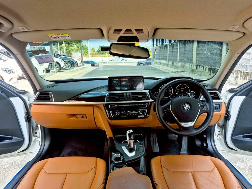 BMW 320d Iconic ปี2019 10