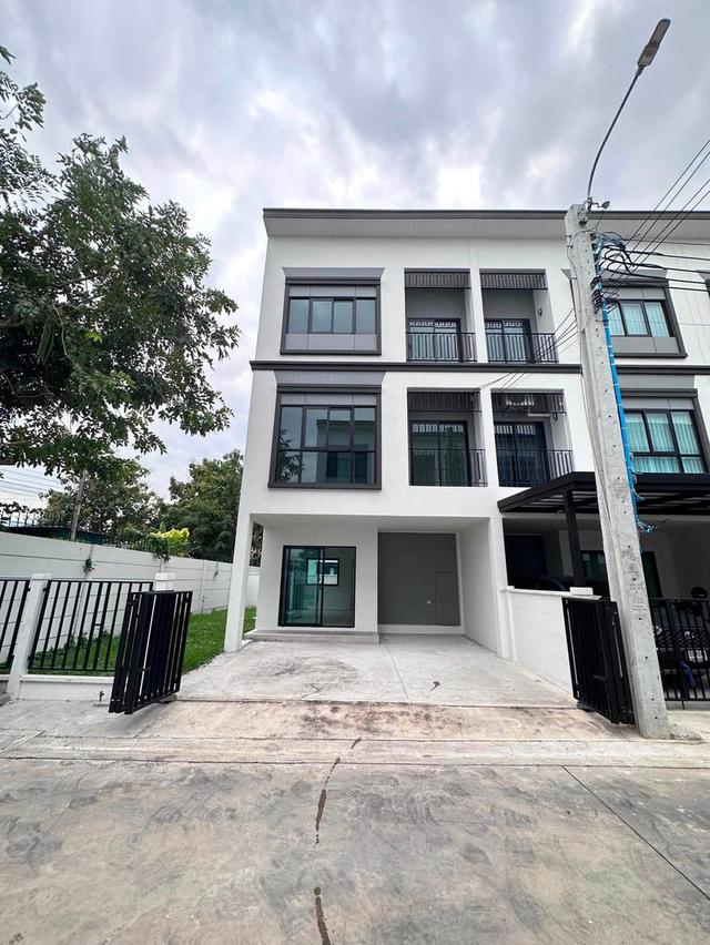 ทาวน์โฮม3 ชั้น หมู่บ้านลุมพินี ทาวน์เพลส สุขุมวิท–ศรีนครินทร์  หลังมุม  สุขุมวิท 113  ใกล้ BTS สำโรง 1