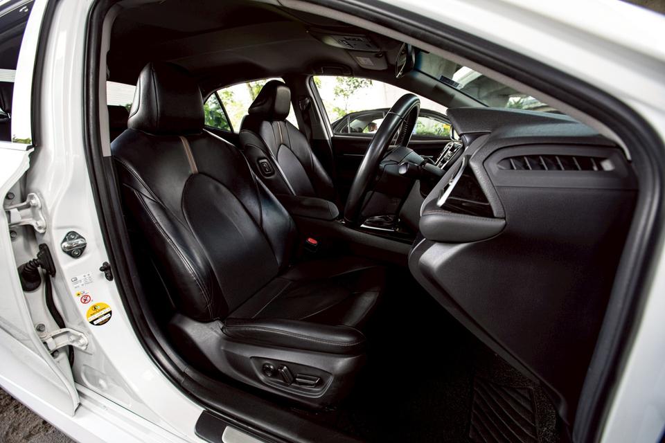 Toyota Camry 2.0G ปี 2019 สีขาว  10