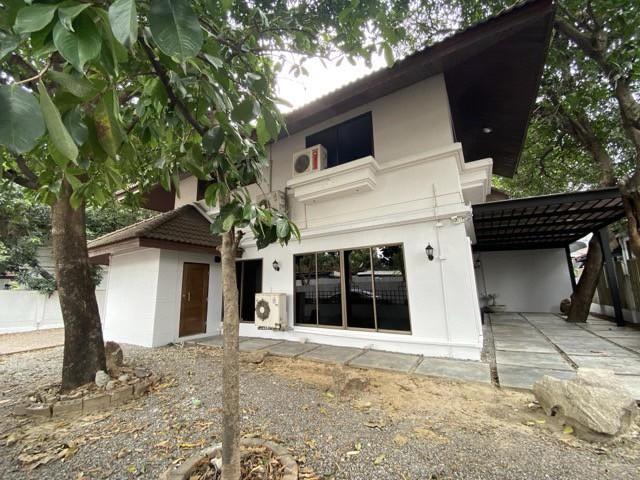 ให้เช่าบ้านเดี่ยวหลังใหญ่ 2 ชั้น เนื้อที่ 137 ตร.วา ใกล้เลียบด่วน เซ็นทรัลเฟสติวัล อีสต์วิลล์ เอกมัย ทองหล่อ  1