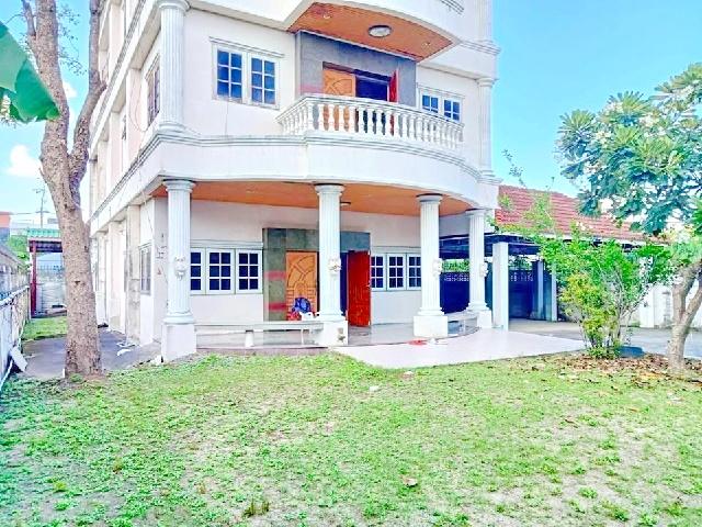 มีสนามหญ้าหน้าบ้าน 178 ตร.วา.แฟชั่น 1.6กม.ขาย ให้เช่า บ้านหลังใหญ่ 3.5ชั้น 4นอน 4น้ำ 720 ตร.ม. MRT คู้บอน 900 ม.ถ.รามอิน 3