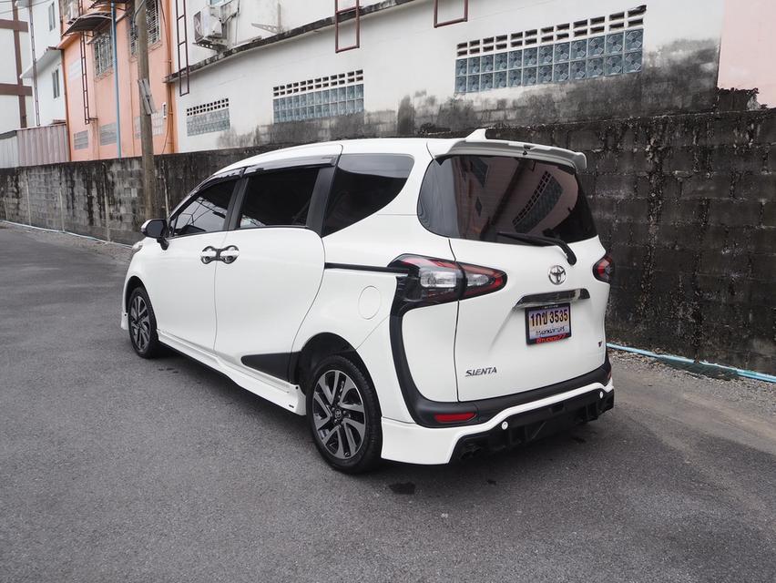 toyota sienta 1.5 v 2022 ขาว 3
