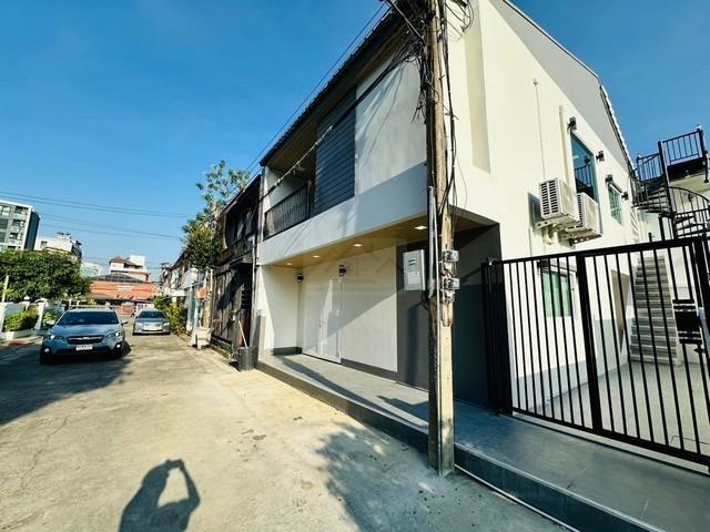 PB5949ให้เช่า บ้าน 2 ชั้น หลังมุม หมู่บ้านอยู่เจริญ779 ซอยรัชดา 18 บ้านสวยตกแต่งใหม่ บ้านสวยตกแต่งใหม่ เฟอร์นิเจอร์ครบพร้อมอยู่ 1