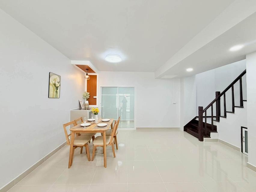 หมู่บ้านพฤกษา18/1 บางใหญ่ ซอยแก้วอินทร์ ทาวน์เฮาส์ 2 ชั้น  ตกแต่งใหม่พร้อมอยู่  มีระเบียงด้านหน้า 6