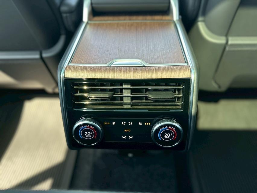 Land Rover LWB autobiography สีเดิมทั้งคัน 16