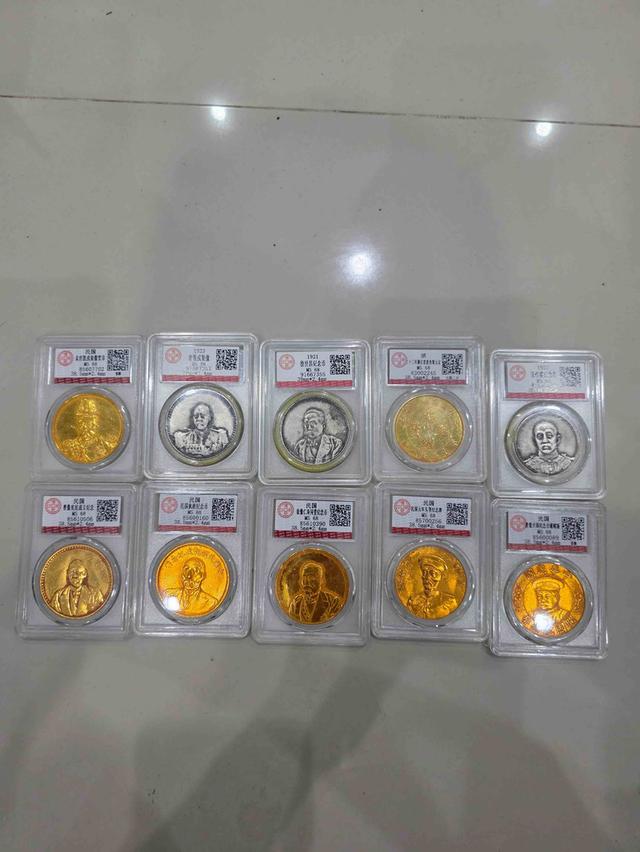 A.เหมาๆ ยกทั้งหมด 10 เหรียญ เหรียญสีเงิน สีทอง หนักๆ ทั้งหมด ขายเป็นชิ้นงานของสะสม สวยหายากเดิมๆ ขายตามสภาพ ไม่ทราบที่ ไม่ได้รับประกัน  พร้อมส่ง