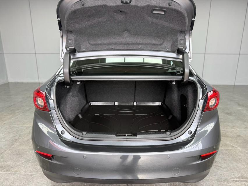 MAZDA MAZDA3, 2.0 SP โฉม ปี14-19 4Dr สีเทาตัวท็อป เบนซิน มือเดียวป้ายแดง ปี 2016จด2017🚀🚀 ไมล์แท้ 108,301 km.️✅ รๅคๅ 378,000 บาท🏦🏦 ผ่อน 7,471 บาท รูปที่ 18