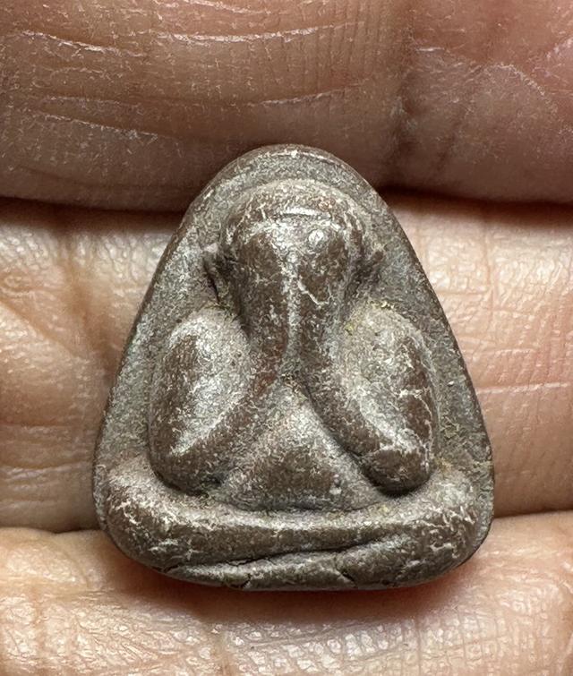 พระปิดตาเนื้อผงหลังยันต์ไม่ทราบที่ พระพอมีอายุความเก่า